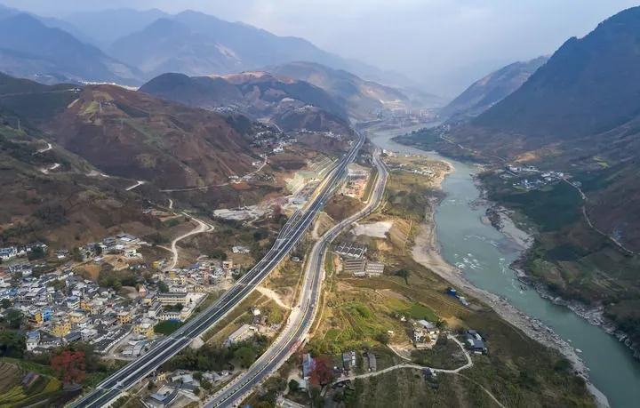 3月5日拍攝的保瀘高速、美麗公路南延線與怒江