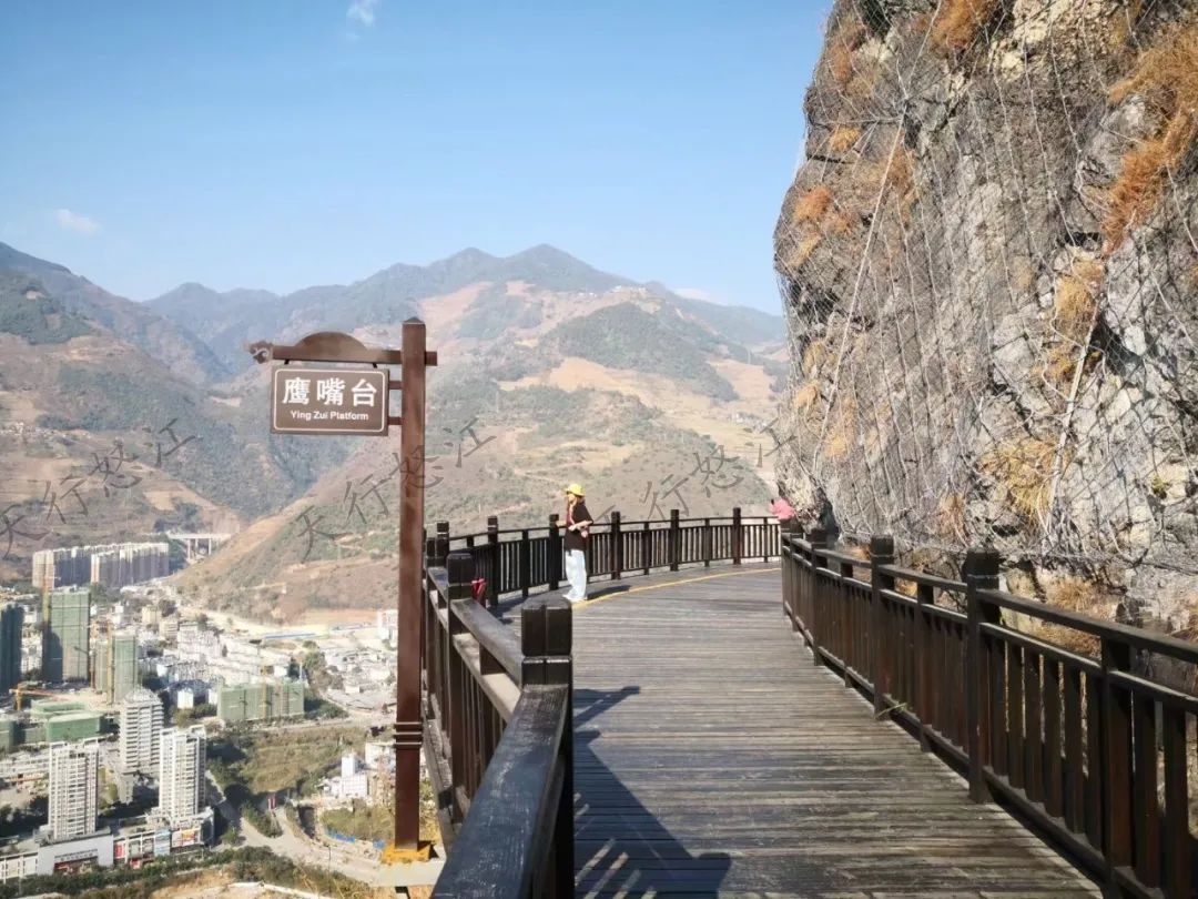 爬上云端棧道，可以鳥瞰六庫(kù)新城區(qū)全景，視線很開闊。