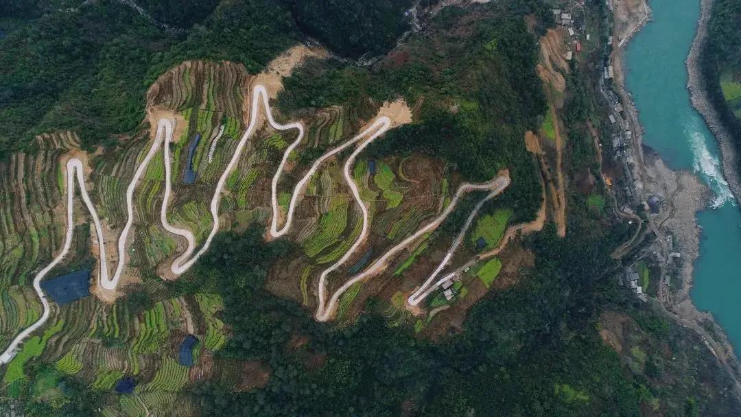 嘿！一起上路！踏上云南美麗公路！   怒江傳媒公司