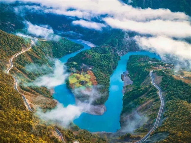 云南旅游,云南旅行社,云南團(tuán)建公司,云南策劃公司,云南會議會展,怒江旅游,怒江旅行社,怒江團(tuán)建公司,怒江策劃公司,怒江會議會展：秋落怒江 | 峽谷間的時序詩篇